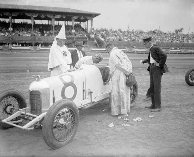 Поломка автомобиля гоночной команды Ку-клукс-клана в ходе гонок в городе Оверленд-Парк, штат Канзас, 1920-е. история, люди, мир, фото