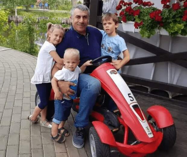 Евгений Комаровский с внуками