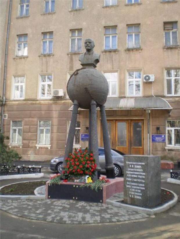Самые странные памятники Ленину