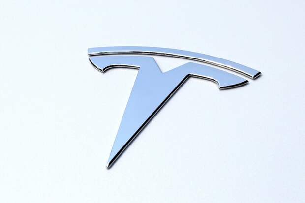 Tesla подвергается критике со стороны NHTSA за систему автопилота