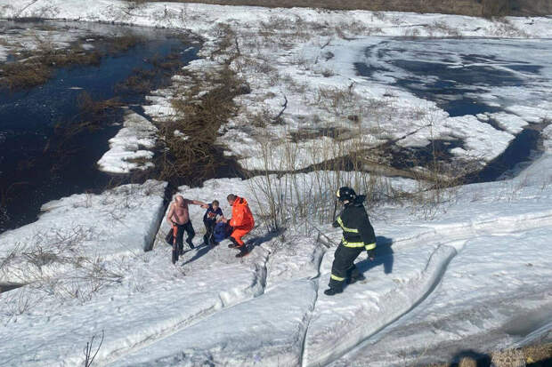 В Красноярском крае мужчина спас ребенка, провалившегося под лед