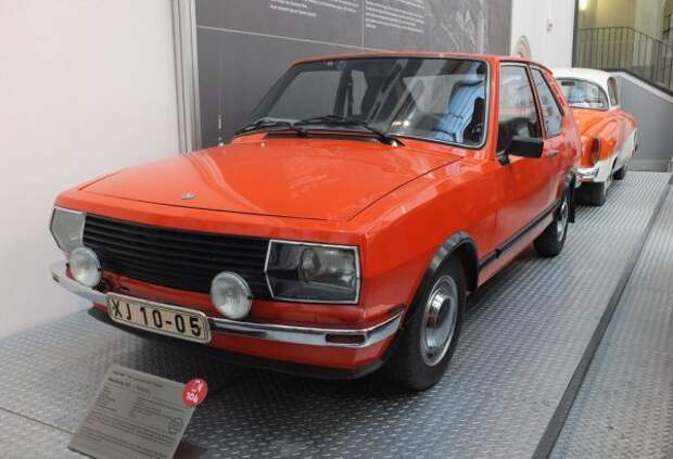 Инженеры и дизайнеры Wartburg явно не слишком гордились своим главным продуктом - старым добрым 353 (в Болгарии ласково называли «Фарти Ганс», как и его брат Трабант). Доказательство тому, что на протяжении многих лет они неоднократно пытались предложить более современные автомобили как по внешнему виду, так и по конструкции. Одна из лучших таких попыток - это Wartburg 355, показанный в бурном 1968 году. Он короче и ниже 353-го, но по-прежнему имеет больше внутреннего пространства и несравненно более актуален для конца 60-х годов - фактически, можно сказать, что он опережает многие западные модели с аналогичным дизайном, которые появятся только в 70-х годах.