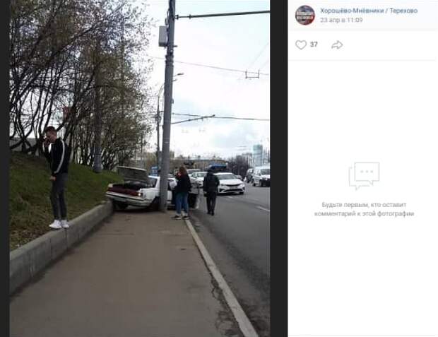 Водитель легковушки не заметил столб на тротуаре у МЦК «Хорошево»