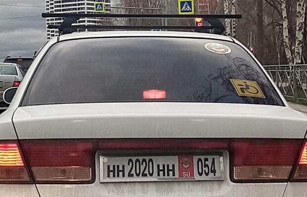 Флаг РФ станет обязательным элементом автомобильных номеров в России