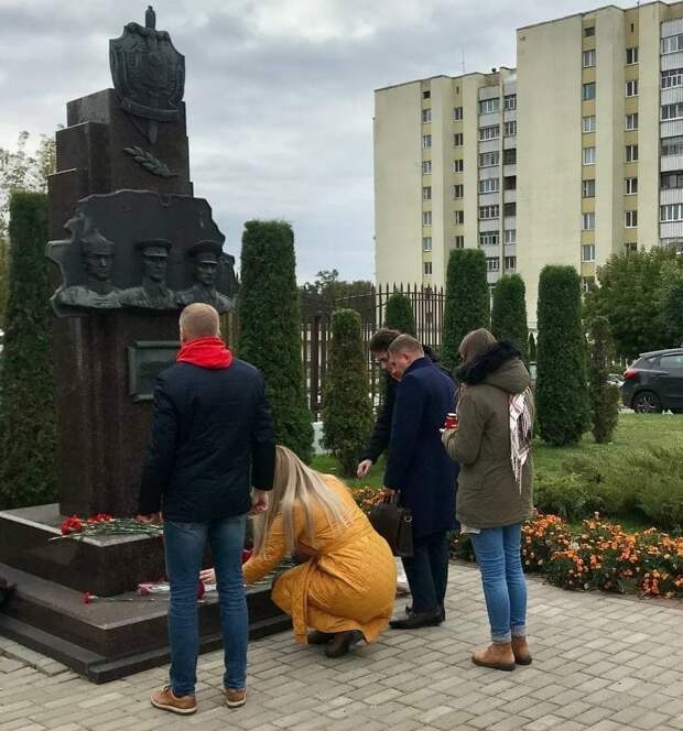 Белорусы несут цветы, силовики обещают ответить: сотрудника КГБ в Минске убил гражданин США