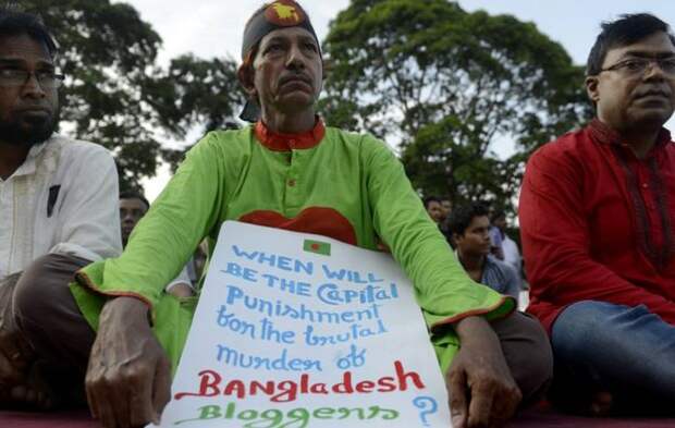В Бангладеш нерелигиозные активисты протестуют в связи с убийством блогера-атеиста Нилоя Чакрабати, произошедшего в 2013 году.