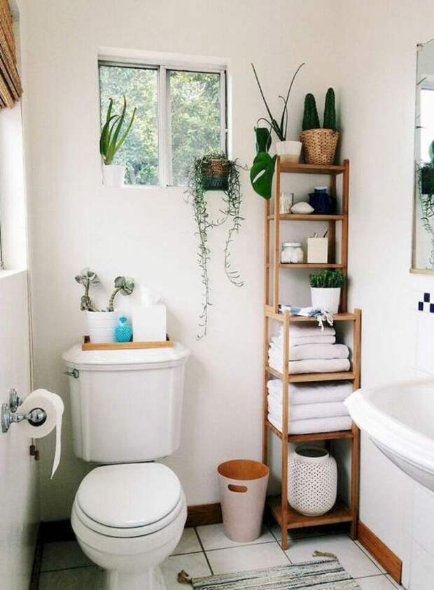 В небольшой ванной комнате нужно рационально использовать каждый сантиметр свободного пространства.