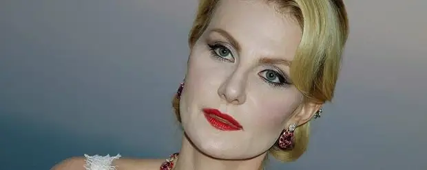 Рената Литвинова принимает ухаживания от французского миллионера