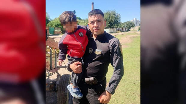 Полицейский спас ребенка за несколько секунд до столкновения с поездом: видео