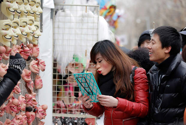 В Китае во время Китайского Нового года маски пользуются особой популярностью