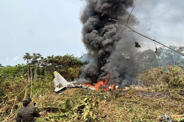 Минимум 66 человек погибли в результате крушения военного самолета в латиноамериканской стране