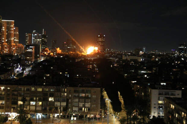 Прямое попадание иранской баллистической ракеты по Тель-Авиву.