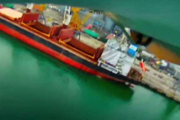 Пролетев 150 км, FPV-дрон поразил судно в Одессе и снял удар на видео