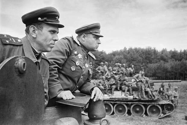Победил немцев "Подковой Цезаря", спас польский город от взрыва и отказал Сталину. Кем был советский Железный Генерал?