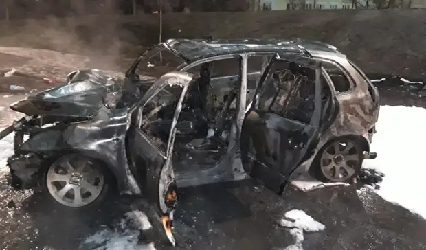 В Оренбурге загорелся автомобиль, два человека пострадали