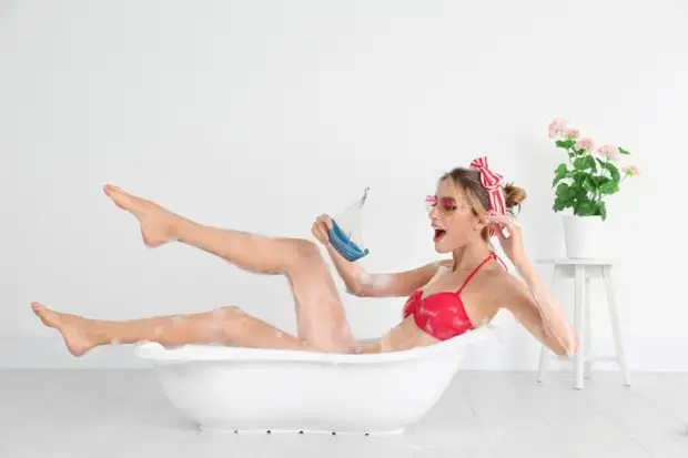 девушка в ванной