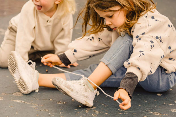 Как только Люся пришла в школу, ее любимые кеды в одночасье стали испорченной радостью. Но тут на выручку пришла учитель