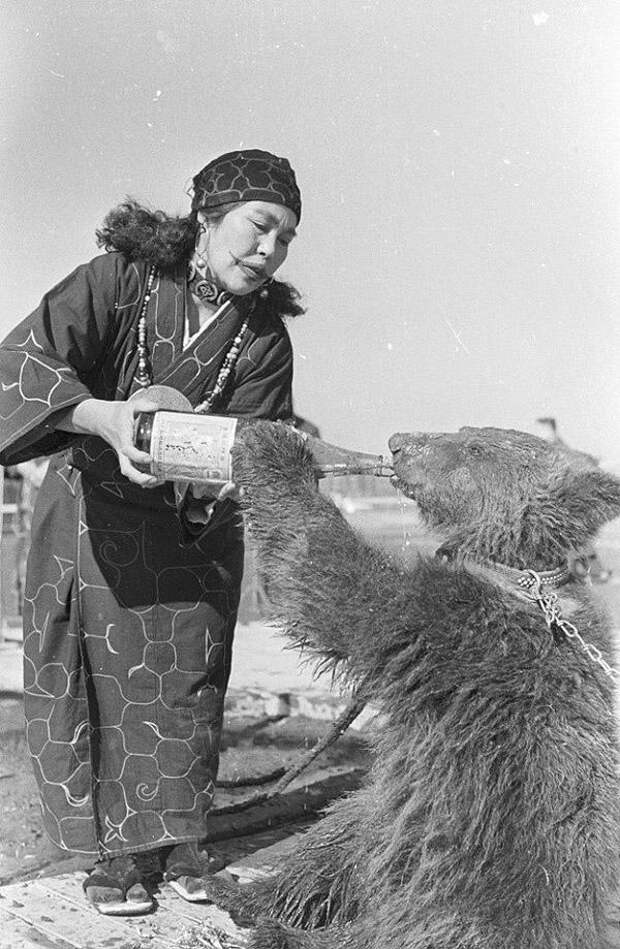 Улыбки женщин Айну