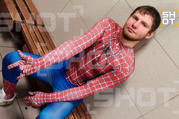 "Человек-паук" вышел из изолятора после акции во время слушания по делу Долиной