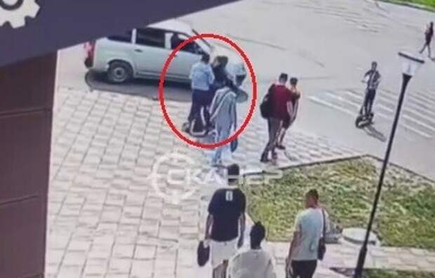 В Благовещенске школьники на электросамокате сбили беременную девушку и уехали