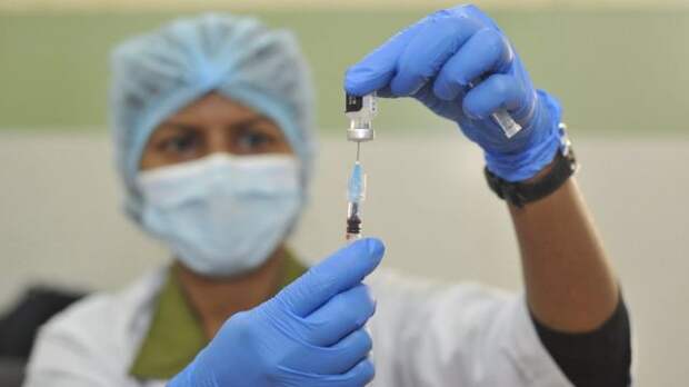 Коронавирус в мире: "Омикрон" способен обходить иммунную защиту, ковидные паспорта ускоряют темпы вакцинации