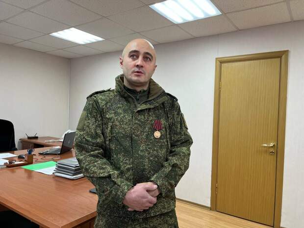 «Под огнем и на доставке»: бойцу из Челнов в отпуске передали генераторы для СВО