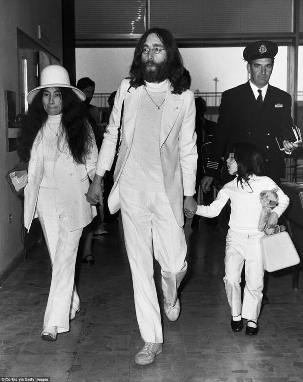 Джон Леннон, Йоко Оно и ее дочь в аэропорту Хитроу, май 1969 г. архивные фотографии, аэропорт, аэропорты, знаменитости, известные люди, старые фото, фото знаменитостей