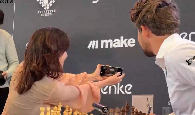 Магнус Карлсен сделал селфи с соперницей, а потом пожаловался на нее судье