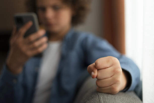 Сахалинские школьники с помощью ИИ создали видео с обвинением учителя в педофилии