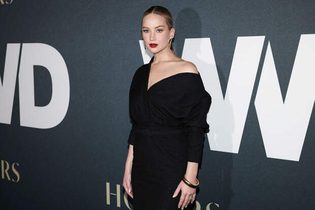 Актриса Дженнифер Лоуренс вышла на публику в прозрачной блузке