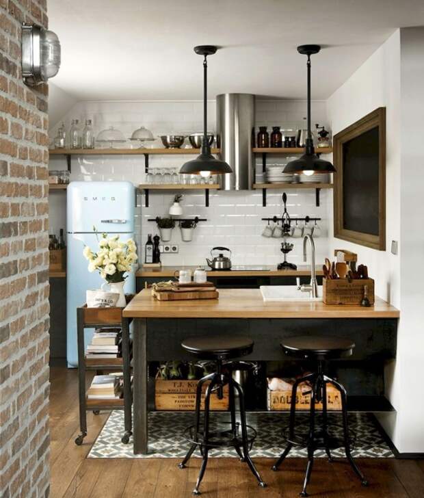 Современный интерьер кухни в настоящем индустриальном стиле, который объединяет в себе, казалось бы, уникальные элементы, вызывает восхищение.