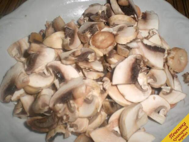 3) Измельчить шампиньоны. По рецепту грибы нужно измельчить, насколько это позволяют возможности. Но мне нравится, когда грибы чувствуются в соусе. Я режу их дольками.<br /> 