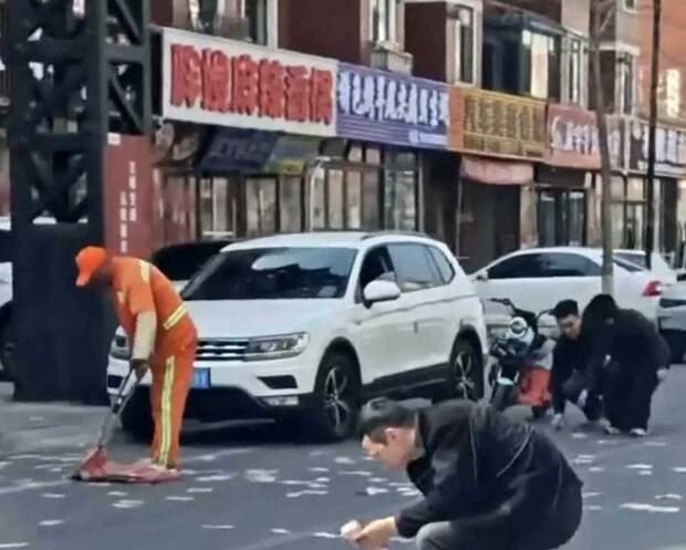 В Китае тысячи юаней оказались на дороге, которые растащили прохожие