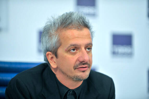 Богомолов раскритиковал студентов Школы-студии МХАТ за зажатые тела