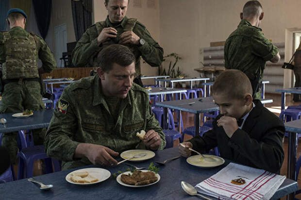 Глава Донецкой народной республики (ДНР) Александр Захарченко (слева на первом плане) во время посещения лицея № 14 в Горловке. Лицей сильно пострадал во время обстрелов и был открыт после ремонта Глава Донецкой народной республики (ДНР) Александр Захарченко (слева на первом плане) во время посещения лицея № 14 в Горловке. Лицей сильно пострадал во время обстрелов и был открыт после ремонта