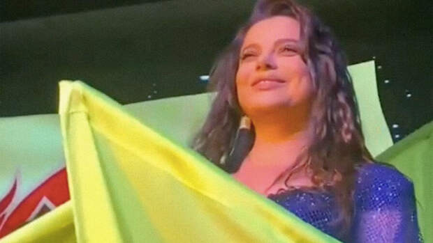 Наташа Королева оправдалась за выступление в синем платье на фоне желтых флагов