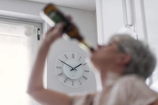 Нарколог Сергеев: алкоголизм у женщин протекает тяжелее, чем у мужчин