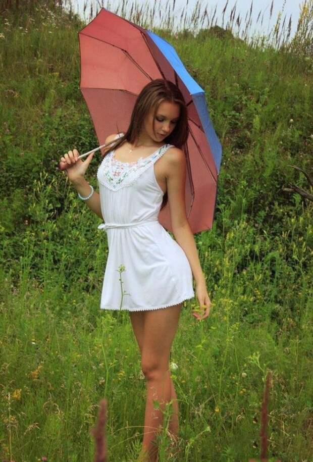 Вот и лето прошло и девушки в коротких платьях