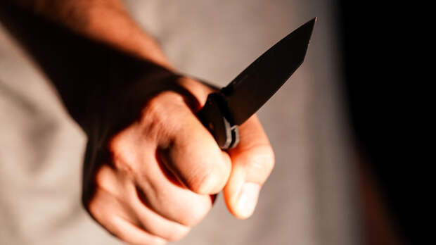 Подросток напал с ножом на учителя у входа в школу в Пермском крае