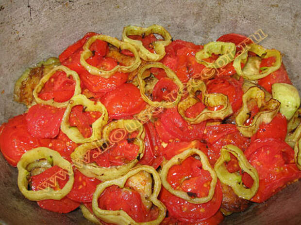 Готовим мясо с овощами. Слой из помидор и сладкого перца
