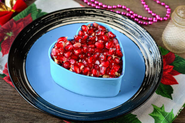 Салат «Гранатовое сердце» с курицей и грибами — он непременно запомнится