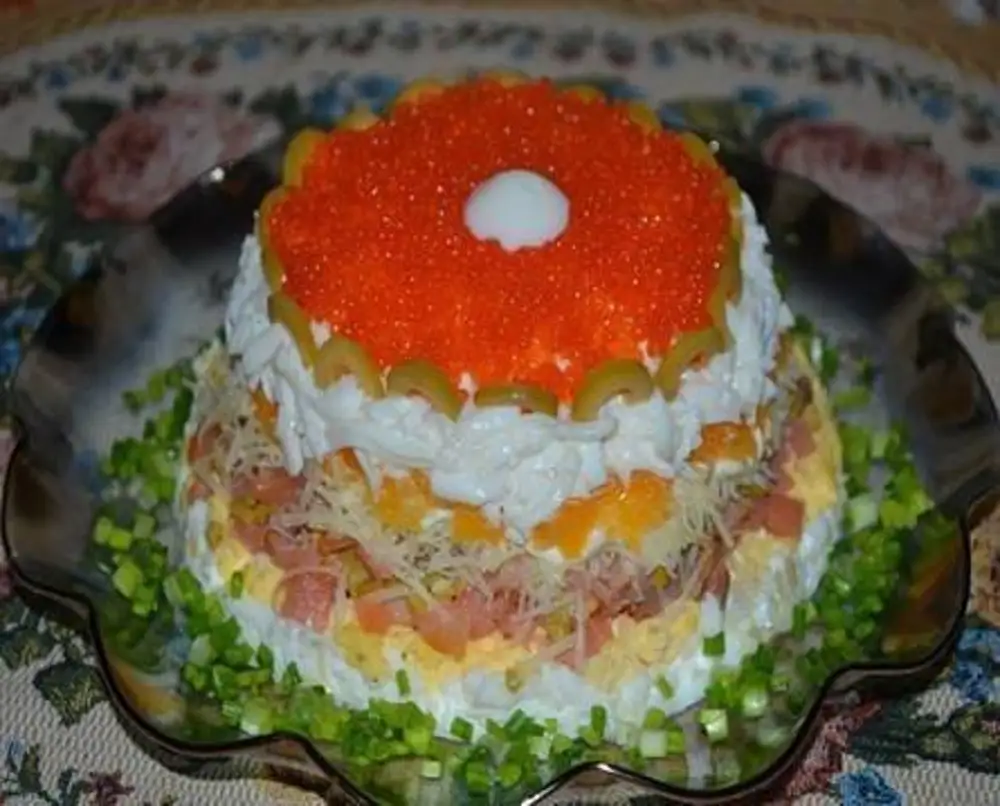 салаты с красной пошагово. салат с крабовыми палочками и помидорами и болгарским перцем. салат красная шапочка с помидорами черри. салат красная шапочка с гранатом. салат с краснокочанной капустой.