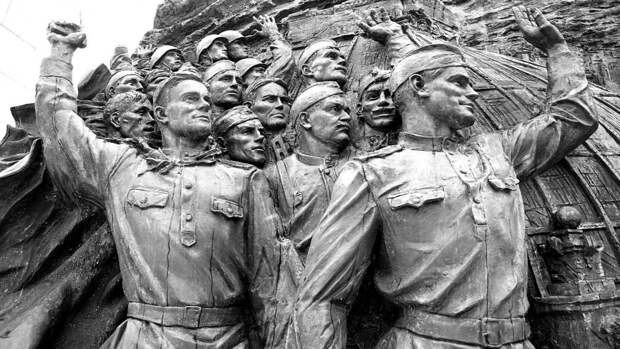 Фрагмент памятника В борьбе против фашизма мы были вместе. Москва, Парк Победы