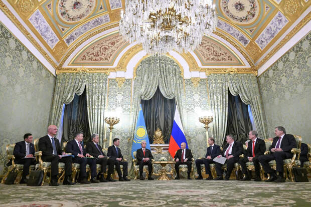 Президент РФ Владимир Путин и президент Казахстана Касым-Жомарт Токаев во время встречи - РИА Новости, 1920, 12.11.2025