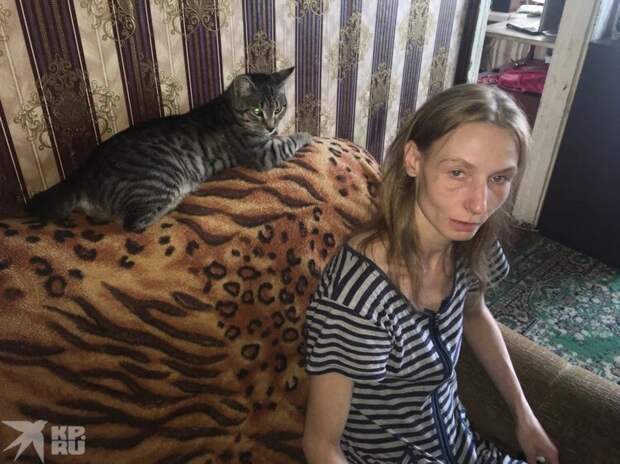Елена Феслер - болезненно худая женщина. Рассказывает, что дочь воровала, стояла на учете в полиции и не ночевала дома. Фото: Ульяна СКОЙБЕДА.