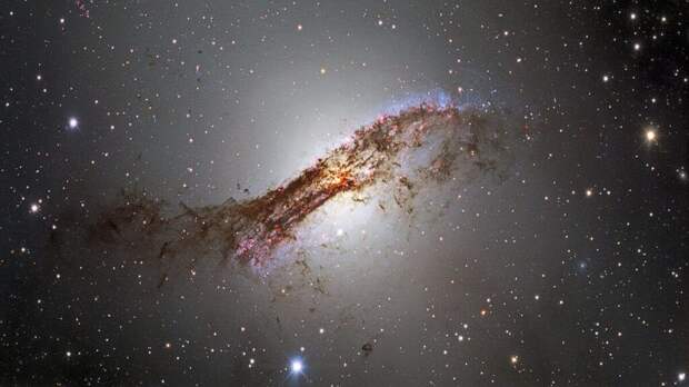 Камера Dark Energy сфотографировала необычную галактику Центавр А
