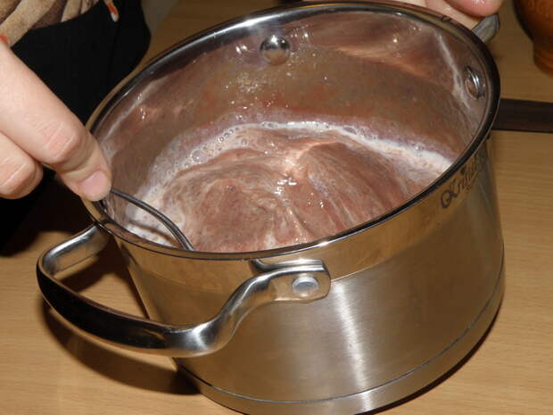 Ввести молоко. пошаговое фото этапа приготовления печеночного торта