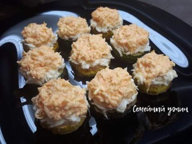 Фото к рецепту: Так просто и так вкусно! Закуска из кабачков с сыром и чесноком Фото к рецепту: Так просто и так вкусно! Закуска из кабачков с сыром и чесноком