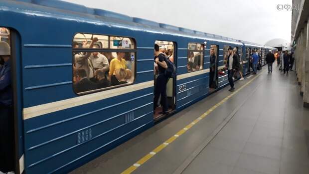 Пассажир попал под поезд метро в Петербурге и погиб Пассажир попал под поезд метро в Петербурге и погиб