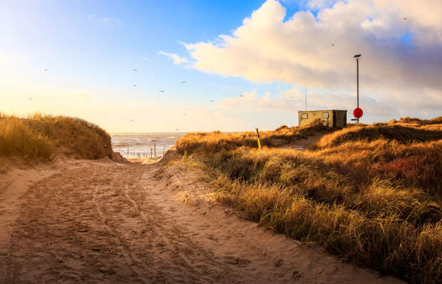 Датский Блованн – идеальное места для семейного кемпинга. А кто откажется провести несколько дней на таком пляже?